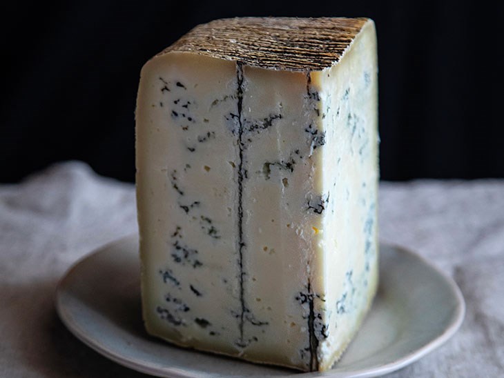 Branza BLUE (cu mucegai albastru) lapte bivolita Q. Portoni
