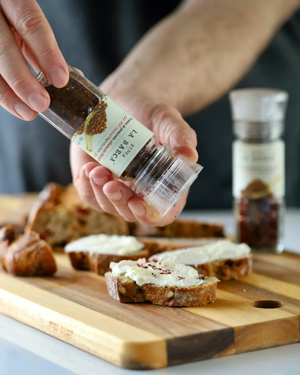 Fulgi de Boia Spaniolă afumată dulce în râșniță (25 g) - produs Premium Finca la Barca - Pimentón de la Vera - imagine 2